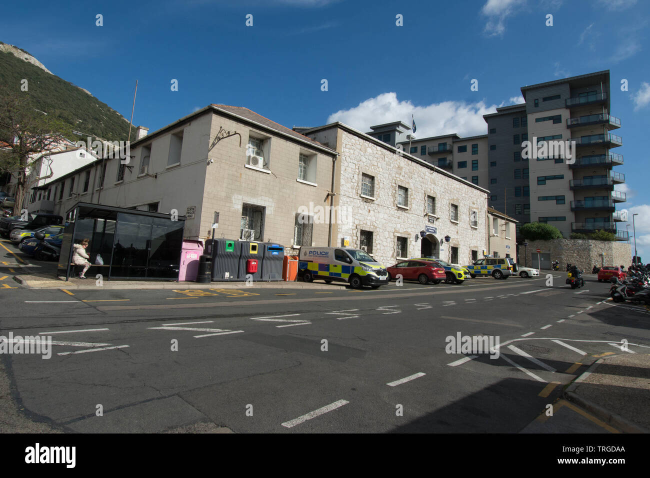 Poste de police de Gibraltar car van devant les marques routières appartements voitures colline pente fenêtres cellules prison prisonniers occupés flics de montagne britanniques poubelles poubelles Banque D'Images