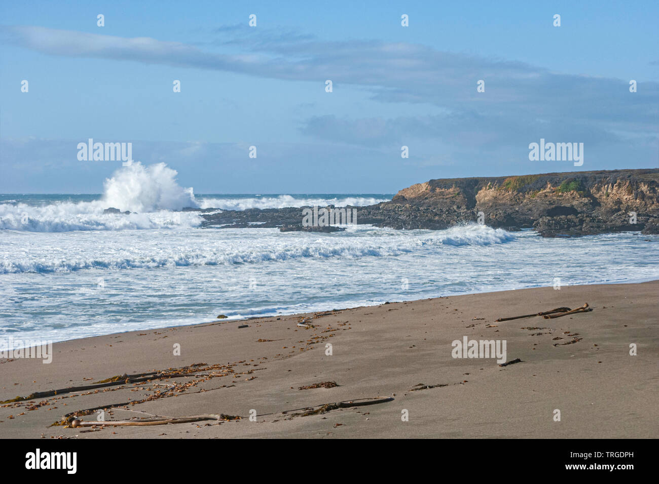 Seascape de la côte de la californie centrale au Monterey Bay National Marine Sanctuary montrant surf et de sable sous un ciel partiellement nuageux Banque D'Images