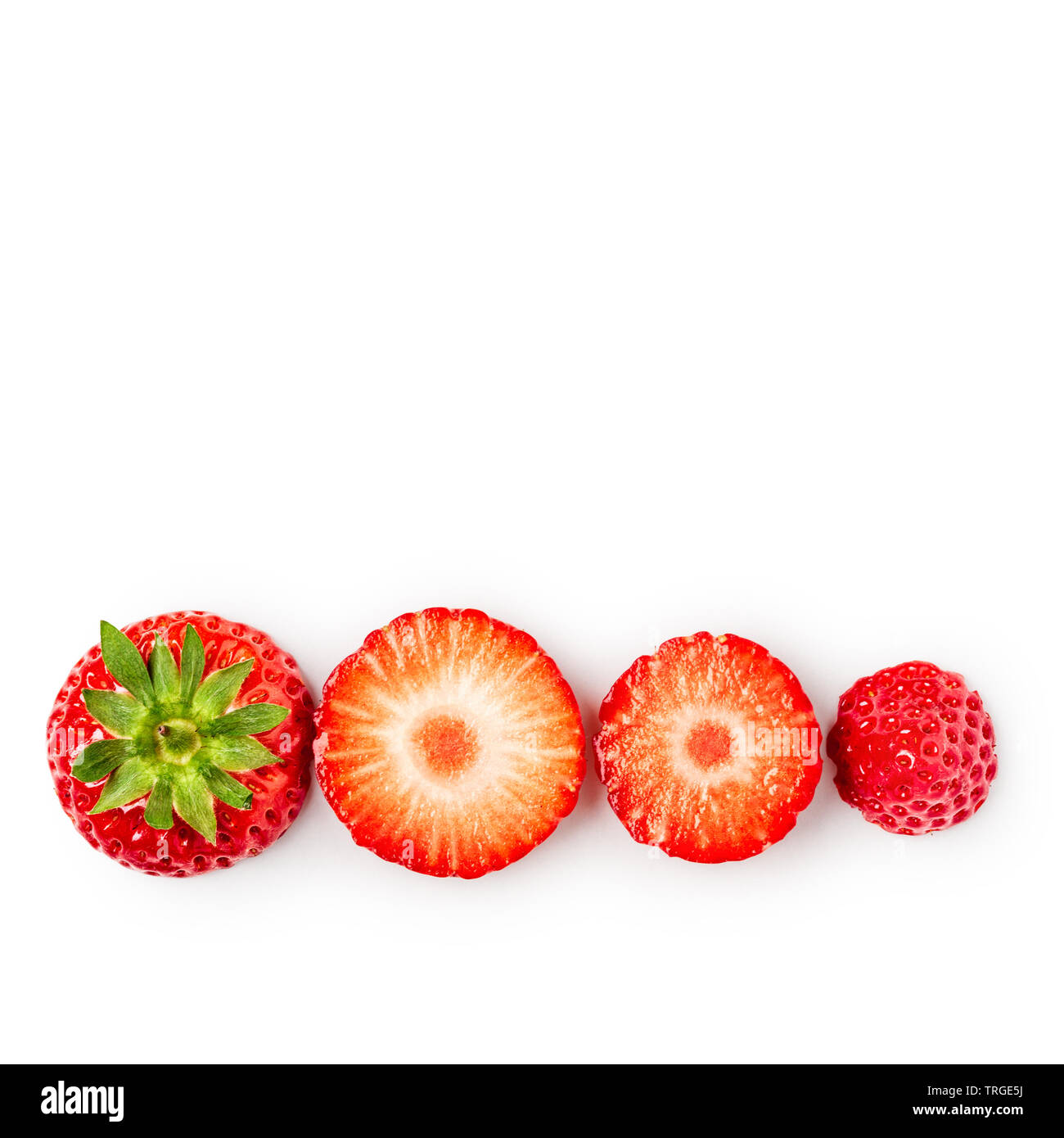 Coupes de fraises fraîches isolées sur fond blanc avec chemin de détourage. La saine alimentation et les régimes amaigrissants concept. Spring fruits et de baies. Objet unique, Banque D'Images