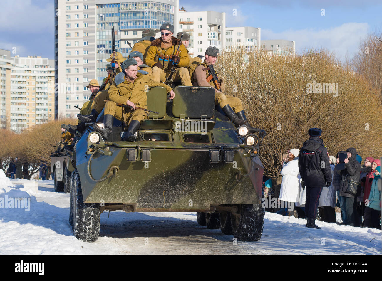 SAINT-PÉTERSBOURG, RUSSIE - 17 février 2019 : soldats soviétiques sur un véhicule de transport de troupes BTR-80. Fragment de l'histoire militaire festival 'Af Banque D'Images