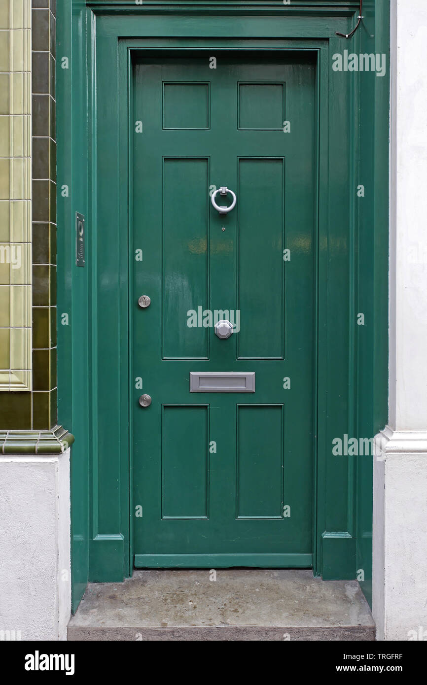 La porte verte par l'entrée de la maison d'habitation à Londres Photo Stock  - Alamy