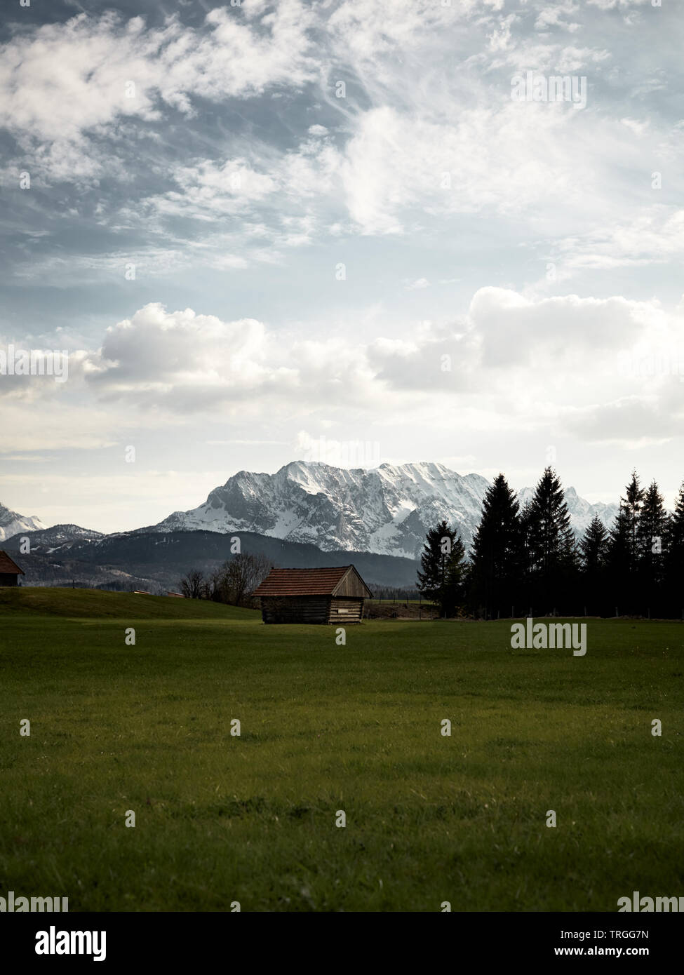 Une photo de paysage de montagne dans les Alpes avec des taches de soleil percer les nuages. La photo montre une très calme et ambiance vintage. Banque D'Images