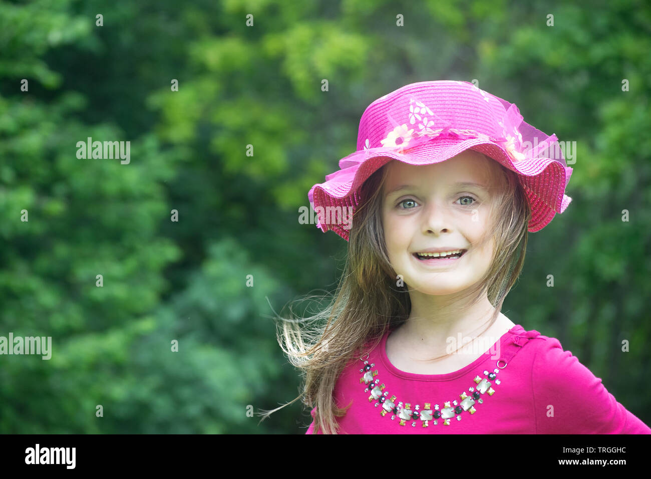 Portrait en extérieur d'une petite fille portant un chapeau d'été. Copie  espace vers la gauche Photo Stock - Alamy