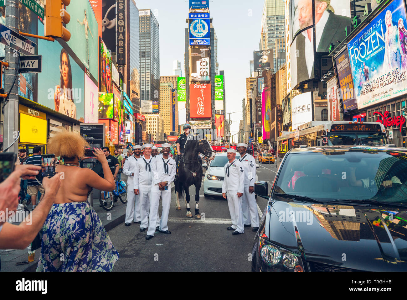 New York/USA - Mai 26, 2019 Times Square, néons, le trafic, les touristes. Un cheval de la Police de NYPD échappé à Times Square. Banque D'Images