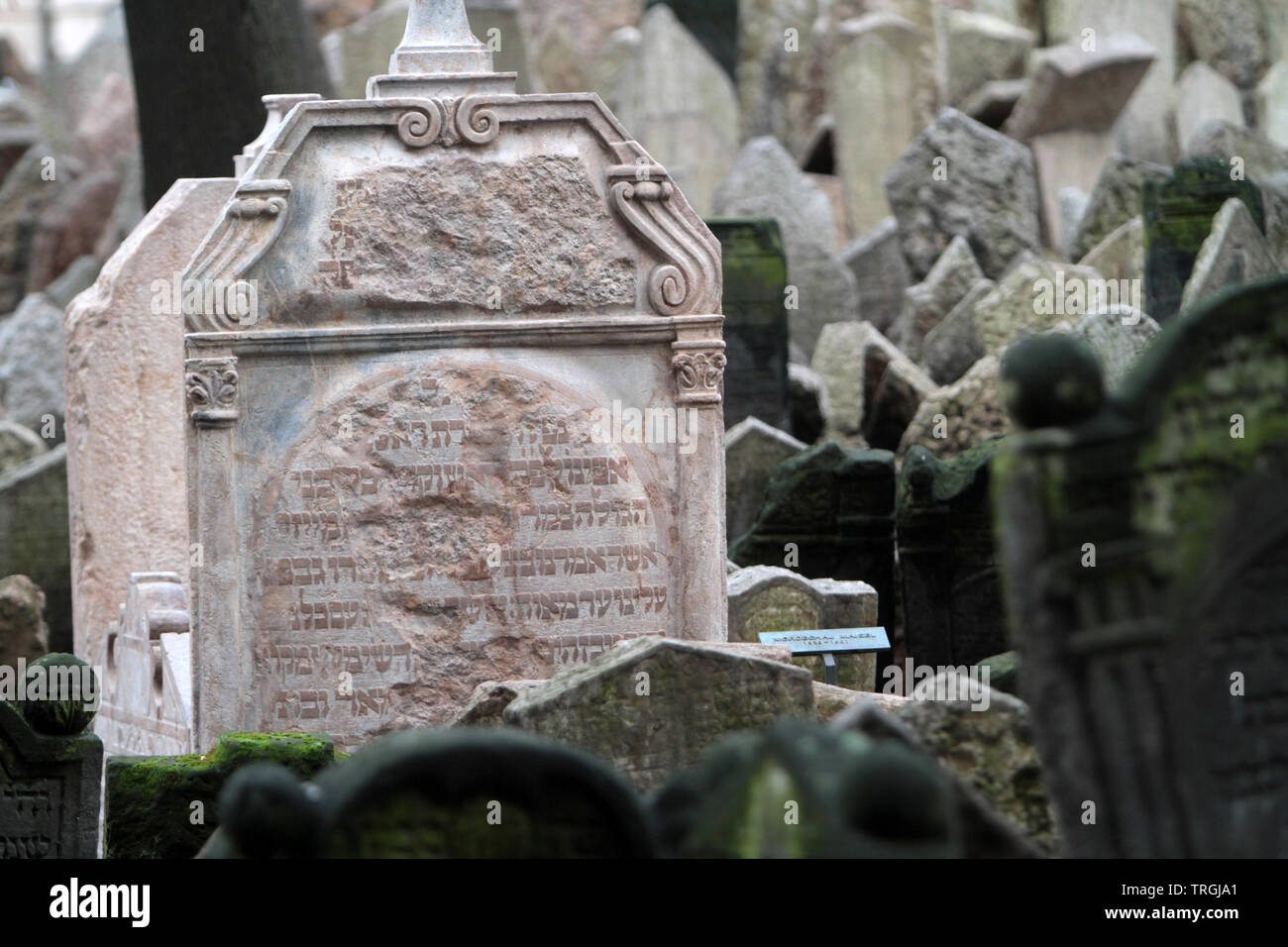 Inscriptions juives sculptées sur une pierre tombale. Stèle. Cimetière Juif. Prague. République tchèque. Banque D'Images