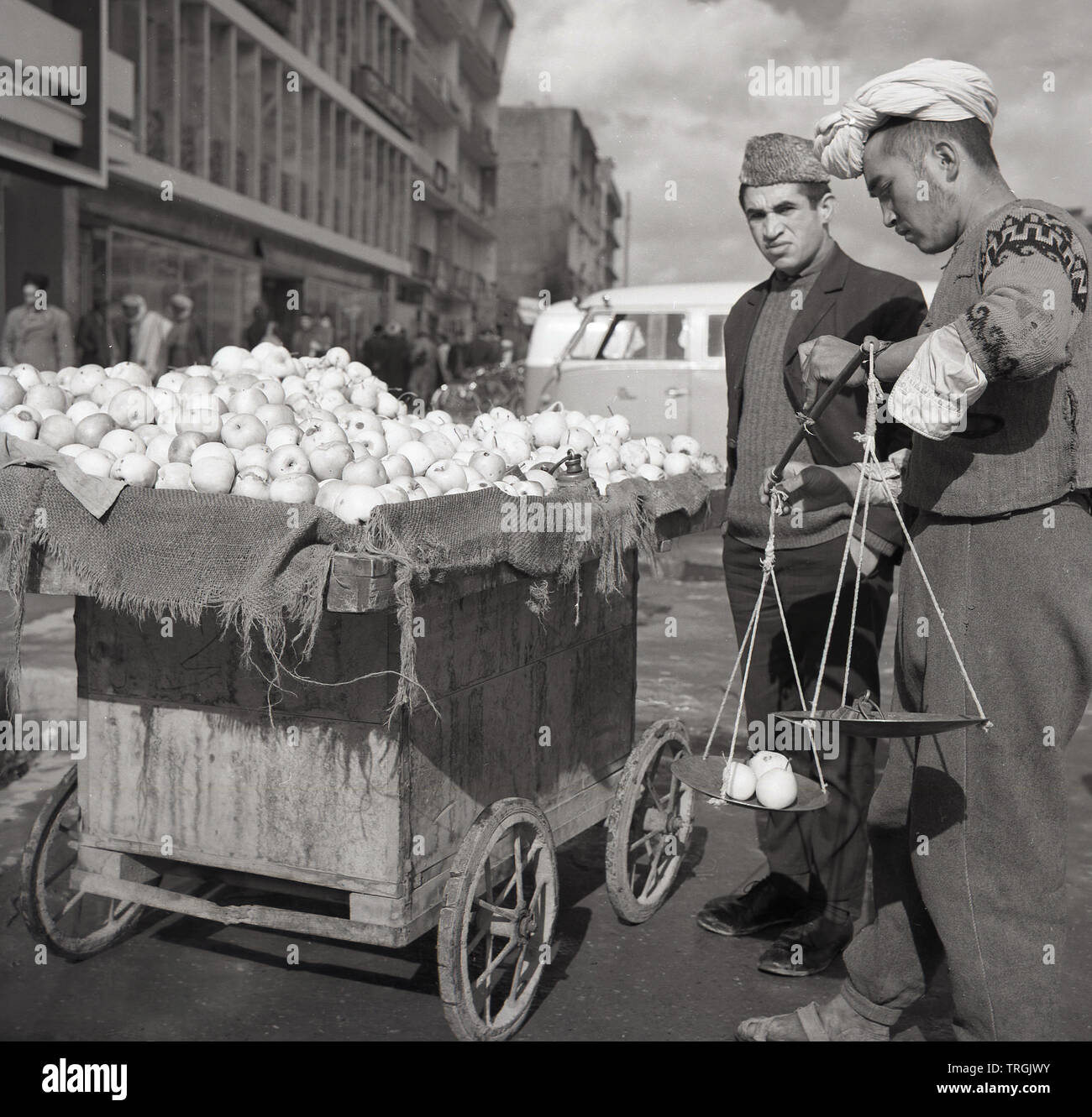 Années 1950, historiques, des fruits, un exposant dans la rue en Afghanistan, Kabal. Banque D'Images