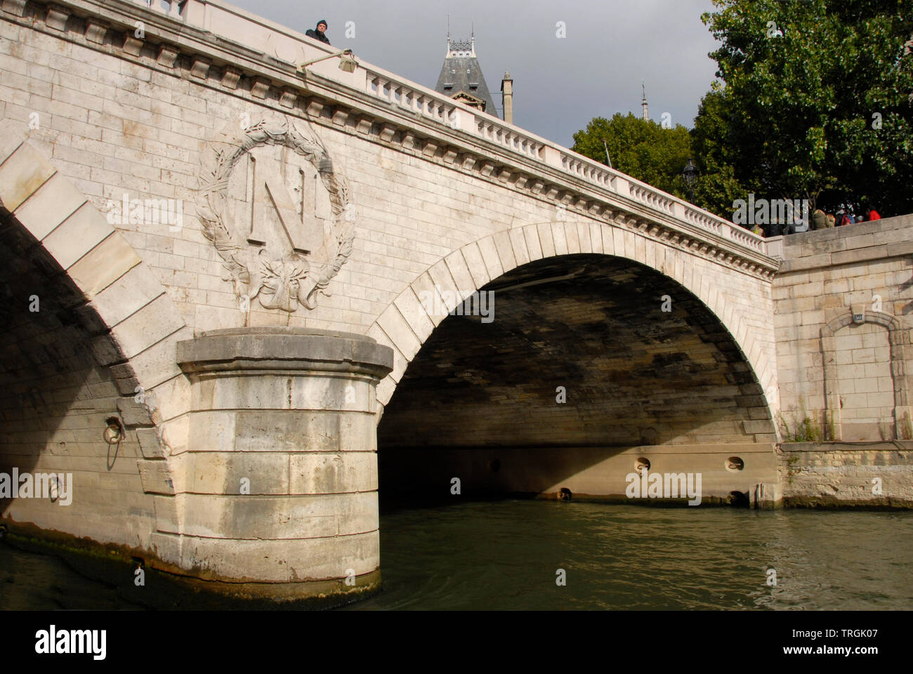 Pont sur la Seine Paris, France, avec une grande lettre N dans une couronne circulaire dans le cadre de la pierre Banque D'Images