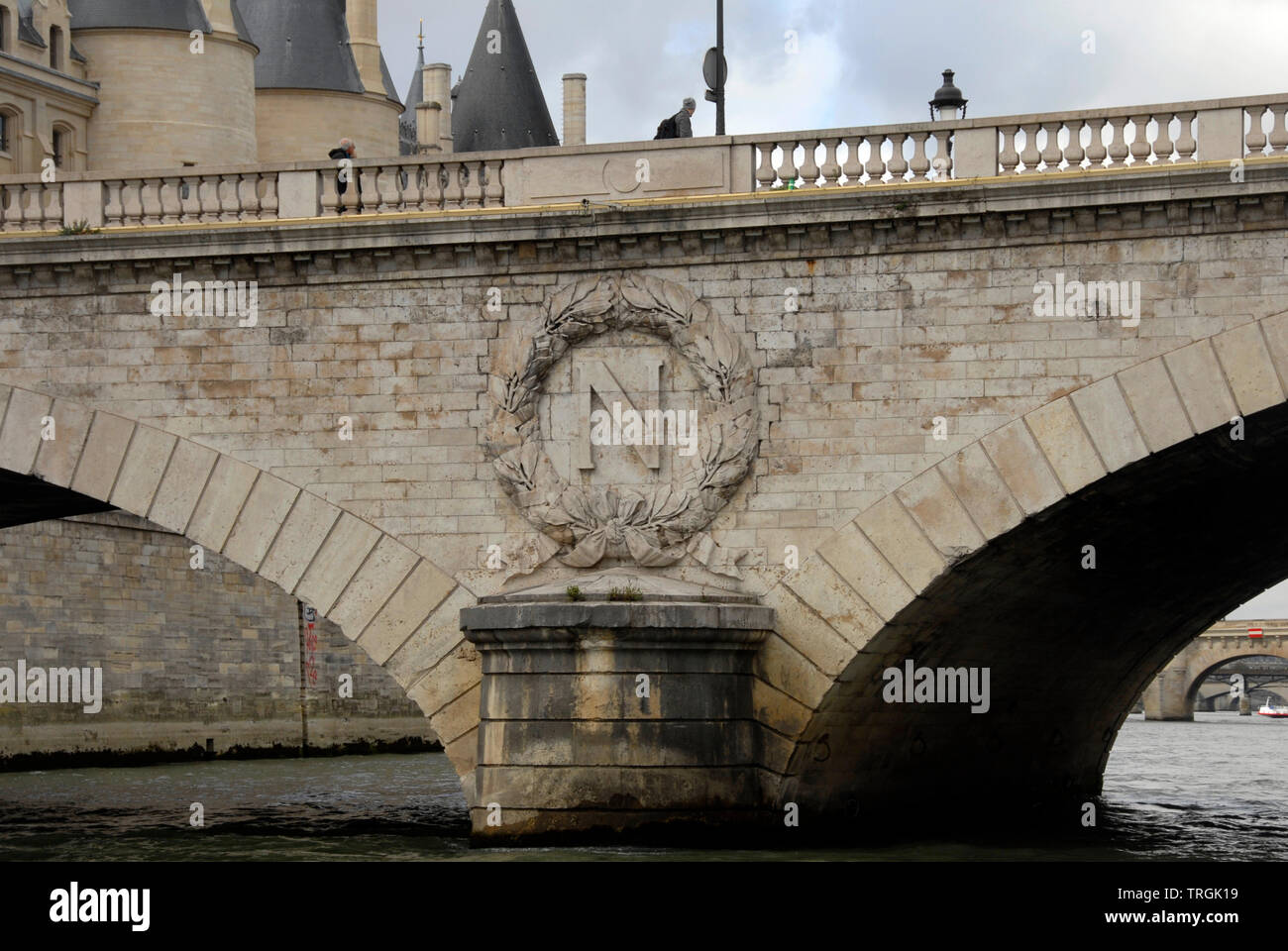 Pont au Change, Paris, France, avec une grande lettre N dans une couronne circulaire dans le cadre de la pierre Banque D'Images