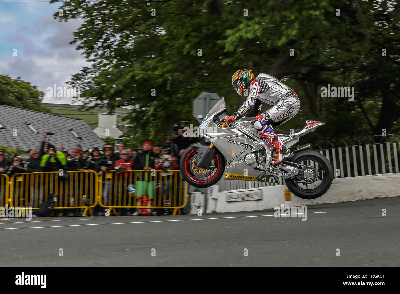 Peter Hickman (10) - Norton Motorcycles en action dans la catégorie léger Bennetts séance de qualification à l'île de Man 2019 TT (Tourist Trophy) Rac Banque D'Images