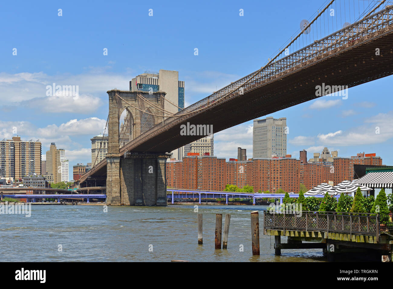 Pont de Brooklyn (1883), pont à haubans hybride/pont suspendu de la ville de New York. Il relie les quartiers de Manhattan et de Brooklyn, enjambant l'East River Banque D'Images