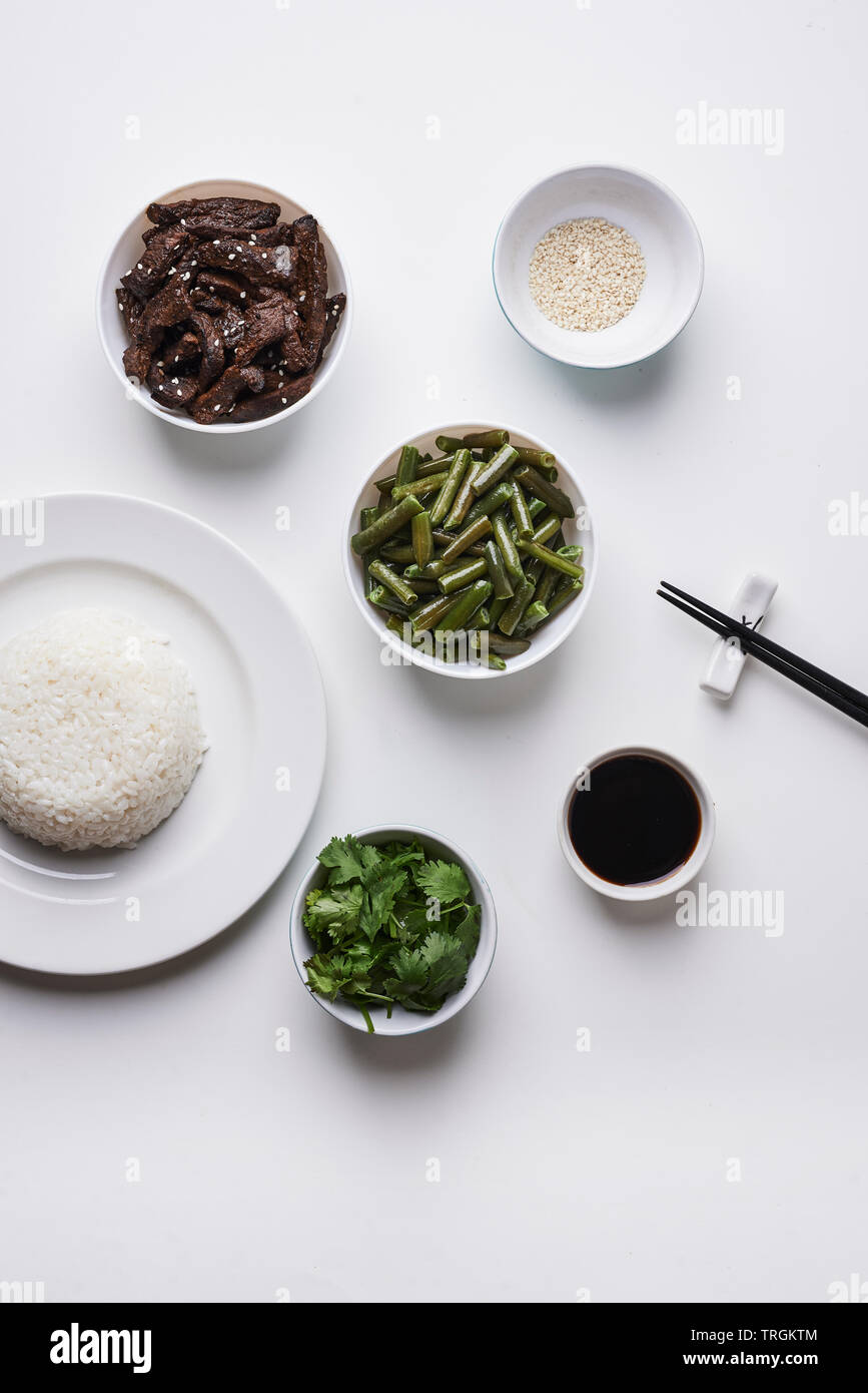 Plat typiquement coréen, le boeuf, le riz et les haricots verts. Vue de dessus Banque D'Images