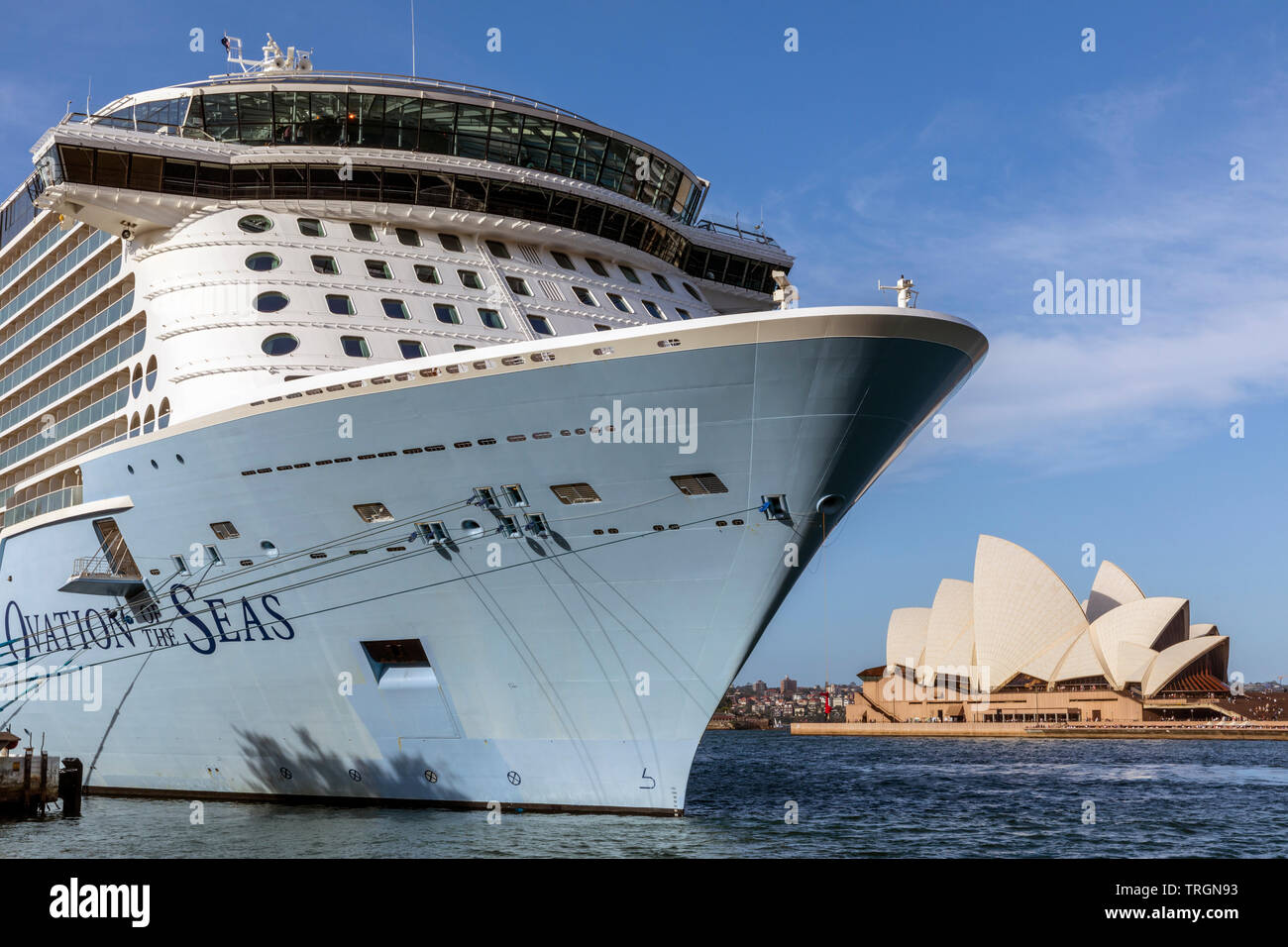 L'Australie, NSW, Sydney, Sydney Opera House conçu par l'architecte danois Jorn Utzon et ouvert en octobre 1973 et cruise ship in port Banque D'Images