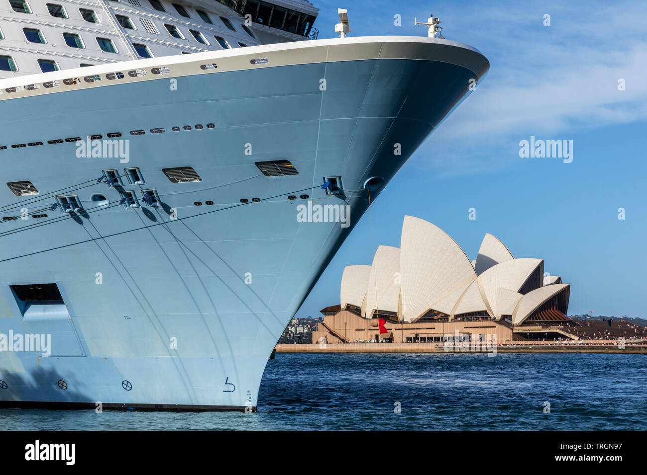 L'Australie, NSW, Sydney, Sydney Opera House conçu par l'architecte danois Jorn Utzon et ouvert en octobre 1973 et cruise ship in port Banque D'Images