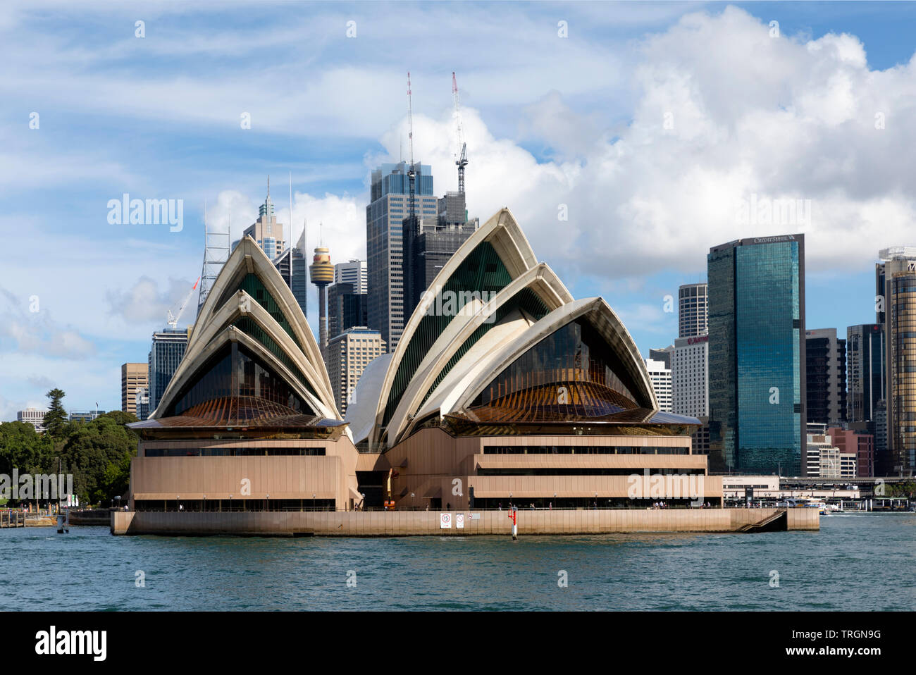 L'Australie, NSW, Sydney, Sydney Opera House conçu par l'architecte danois Jorn Utzon et ouvert Octobre 1973 Banque D'Images