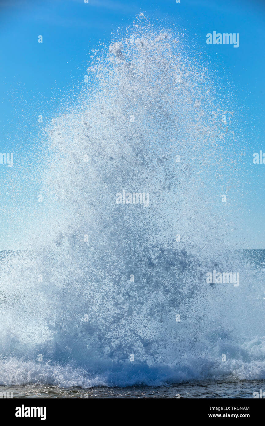 L'Australie, NSW, Yamba, une grande vague de formage d'action Banque D'Images