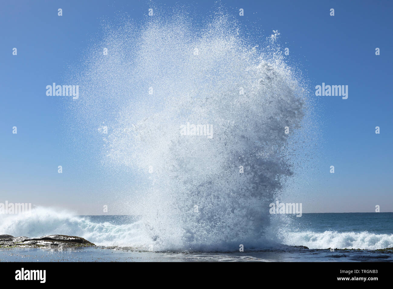 L'Australie, NSW, Yamba, une grande vague de formage d'action Banque D'Images