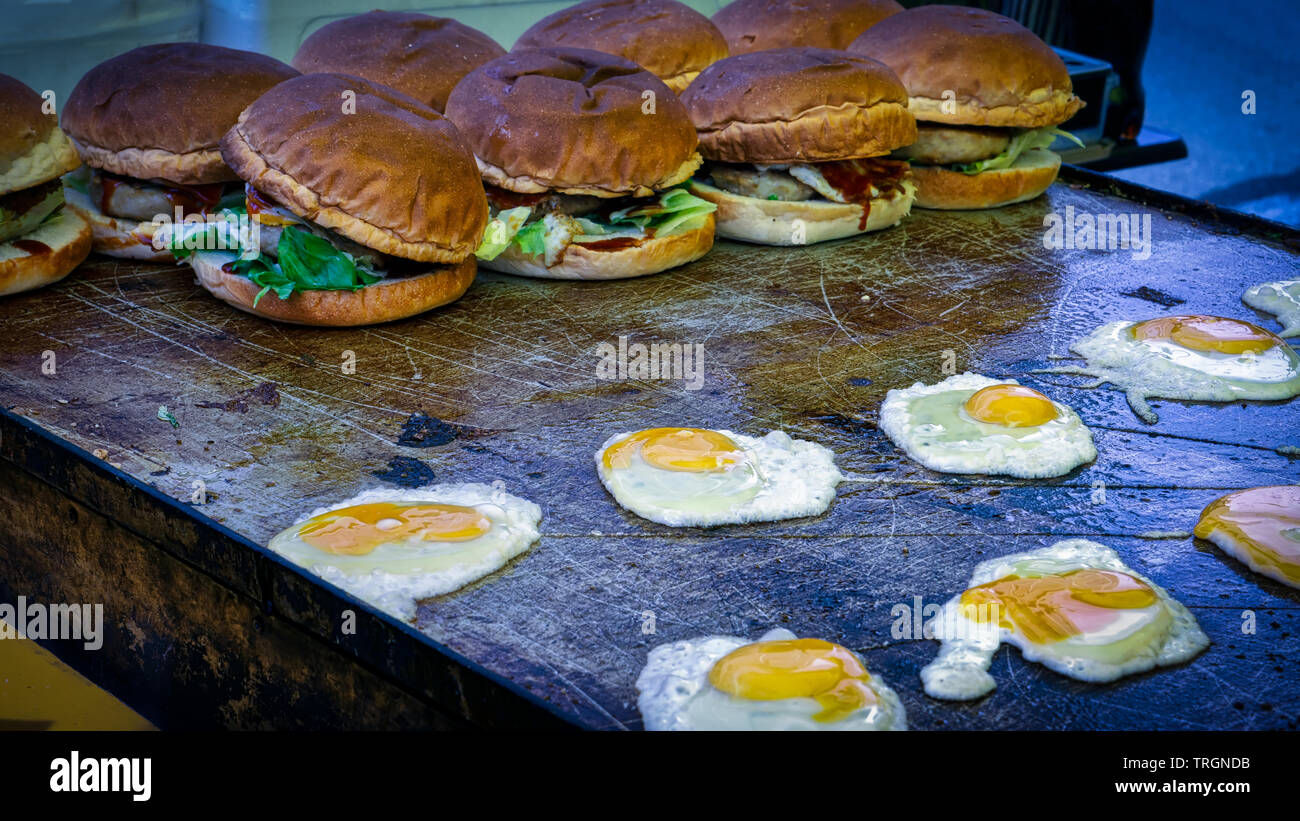 Une délicatesse locale, hanburgers avec des oeufs, s'asseoir sur un gril à un festival à Shimoda, Japon Banque D'Images