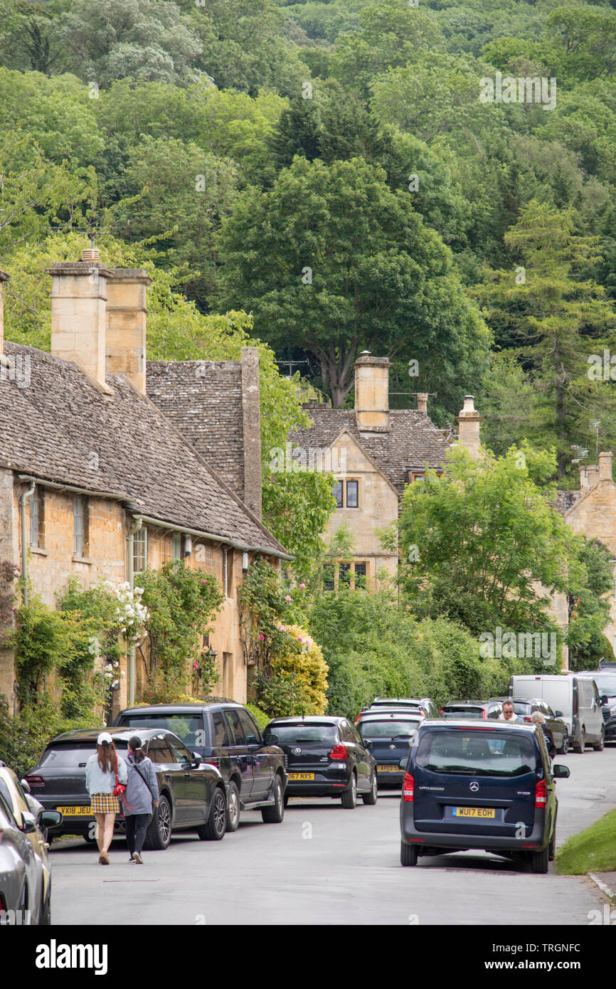 Le village de Cotswold encombré de Stanway voitures en stationnement, Worcestershire, Angleterre, RU Banque D'Images