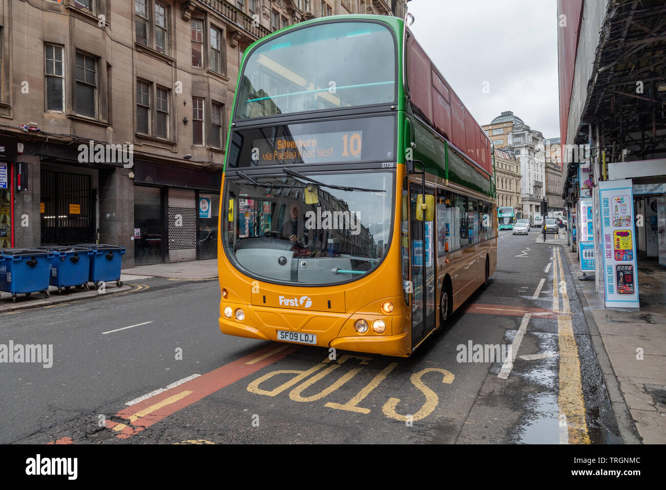 Pour célébrer 125 ans de transports publics à Glasgow Premier bus ont peint une Volvo B9TL bus dans la société Glasgow rétro aux couleurs orange et verte Banque D'Images