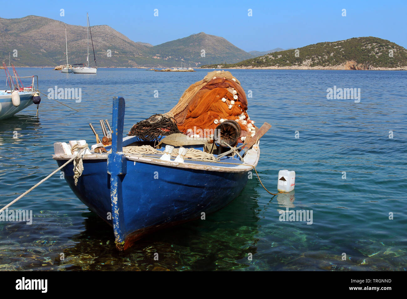 Un bateau de pêche typique ancré sur l'île de Sipan, la plus grande des îles Elaphites, près de Dubrovnik dans la région dalmate de la Croatie. Banque D'Images