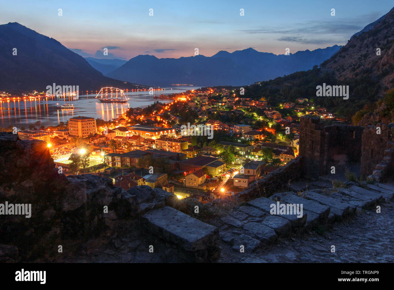 Golfe de Kotor paysage depuis les hauteurs de la ville de Kotor au Monténégro au crépuscule. Banque D'Images