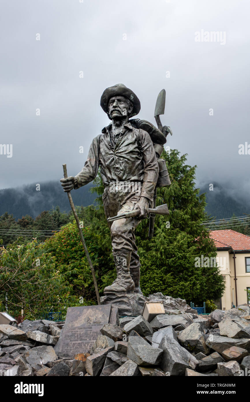 Prospecteur en bronze statue devant des pionniers Accueil à Sitka, Alaska Banque D'Images
