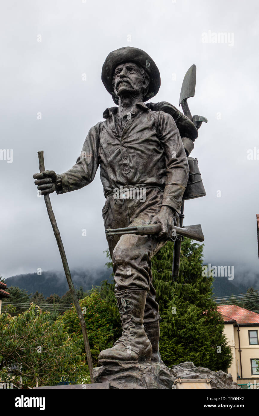 Prospecteur en bronze statue devant des pionniers Accueil à Sitka, Alaska Banque D'Images