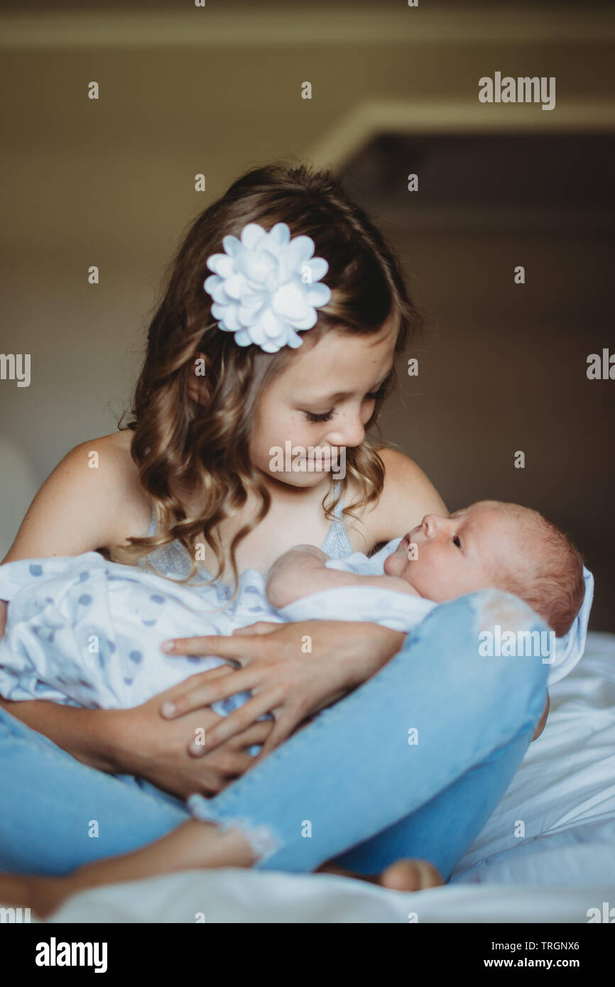 famille à la maison avec un nouveau bébé dans la pépinière Banque D'Images