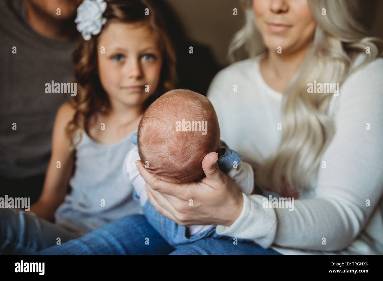 famille à la maison avec un nouveau bébé dans la pépinière Banque D'Images