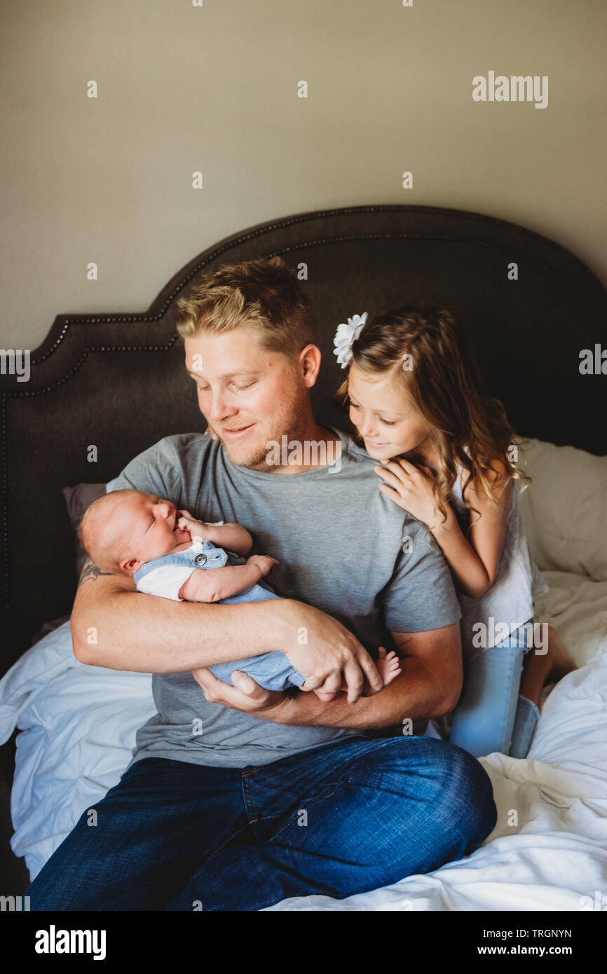 famille à la maison avec un nouveau bébé dans la pépinière Banque D'Images