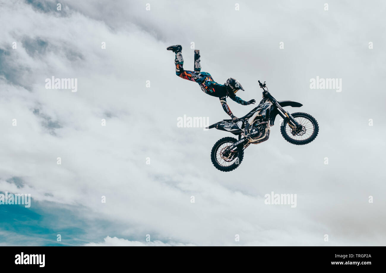 Freestyle Motorcross athlète saut en dirtbike dans les nuages Banque D'Images