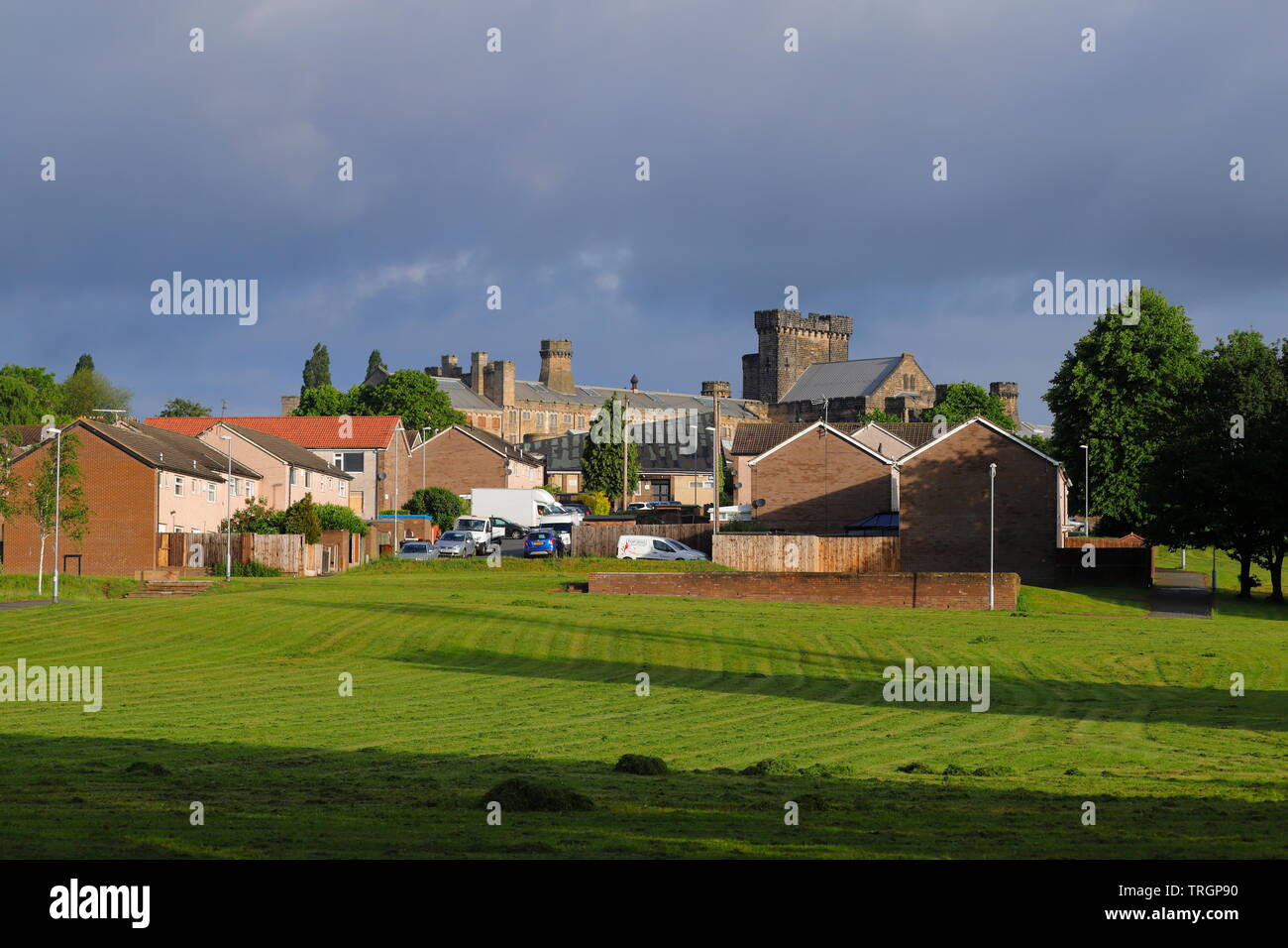 Holdforth Gardens à Leeds, est une rue qui sauvegarde de l'habitat sur Armley Catégorie B prison. Banque D'Images