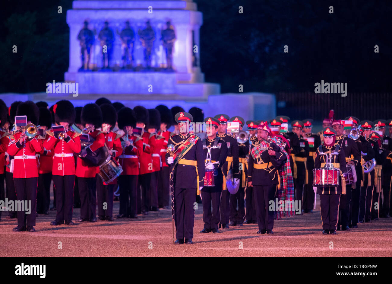 Horse Guards Parade, Londres, Royaume-Uni. 5 juin 2019. La soirée annuelle spectaculaire de musique militaire, en battant en retraite, a lieu avec Dame Kelly Holmes, colonel honoraire du Régiment Royal Armoured Corps Training, en tenant le salut. Image : Sultanat d'Oman Pipe Band militaire. Credit : Malcolm Park/Alamy Live News. Banque D'Images