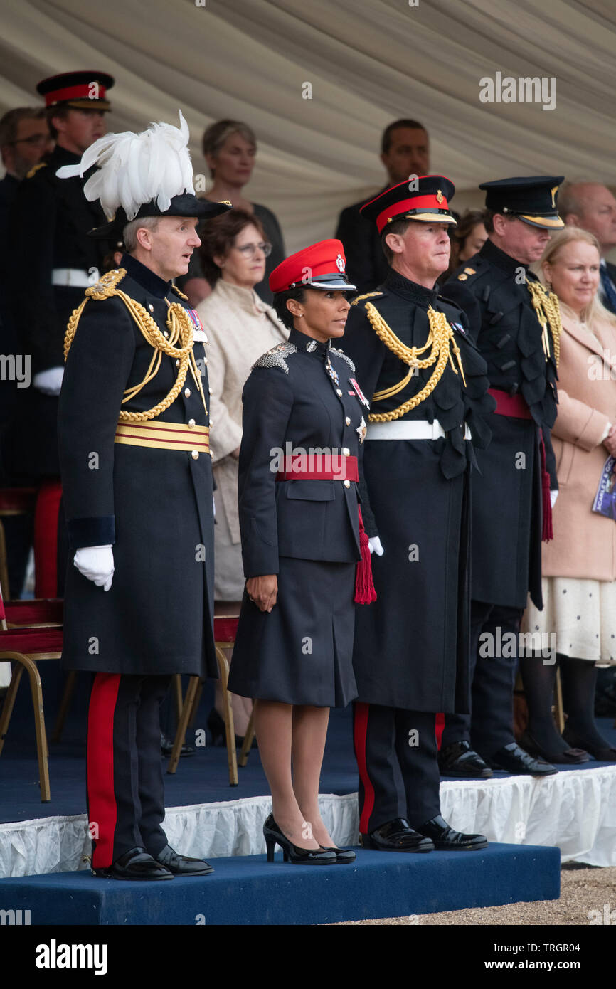 Horse Guards Parade, Londres, Royaume-Uni. 5 juin 2019. La soirée annuelle spectaculaire de musique militaire, en battant en retraite, a lieu avec Dame Kelly Holmes, colonel honoraire du Régiment Royal Armoured Corps Training, en tenant le salut et accompagné par le Major-général Ben Batthurst (white hat) à plumes. Credit : Malcolm Park/Alamy Live News. Banque D'Images