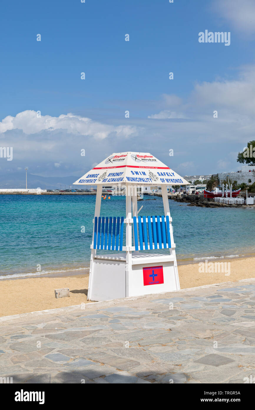 Un vide de secours sur la plage dans la ville de Chora, à Mykonos. Banque D'Images