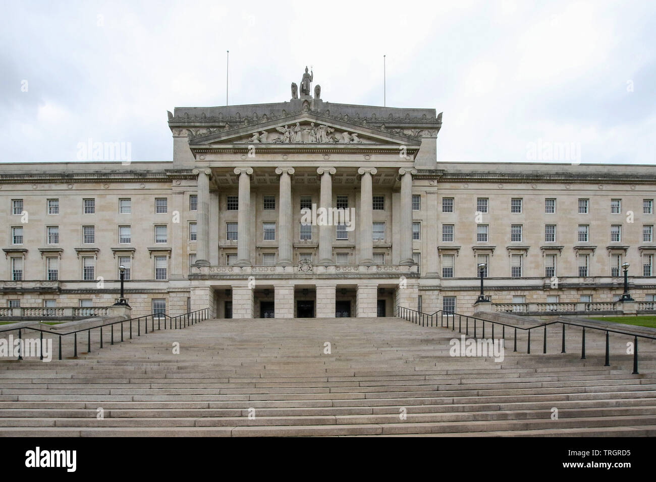 L'avant de Stormont, l'immeuble qui abrite l'Assemblée d'Irlande du Nord, à la montée des marches de Stormont à le portique et la façade avant, Banque D'Images