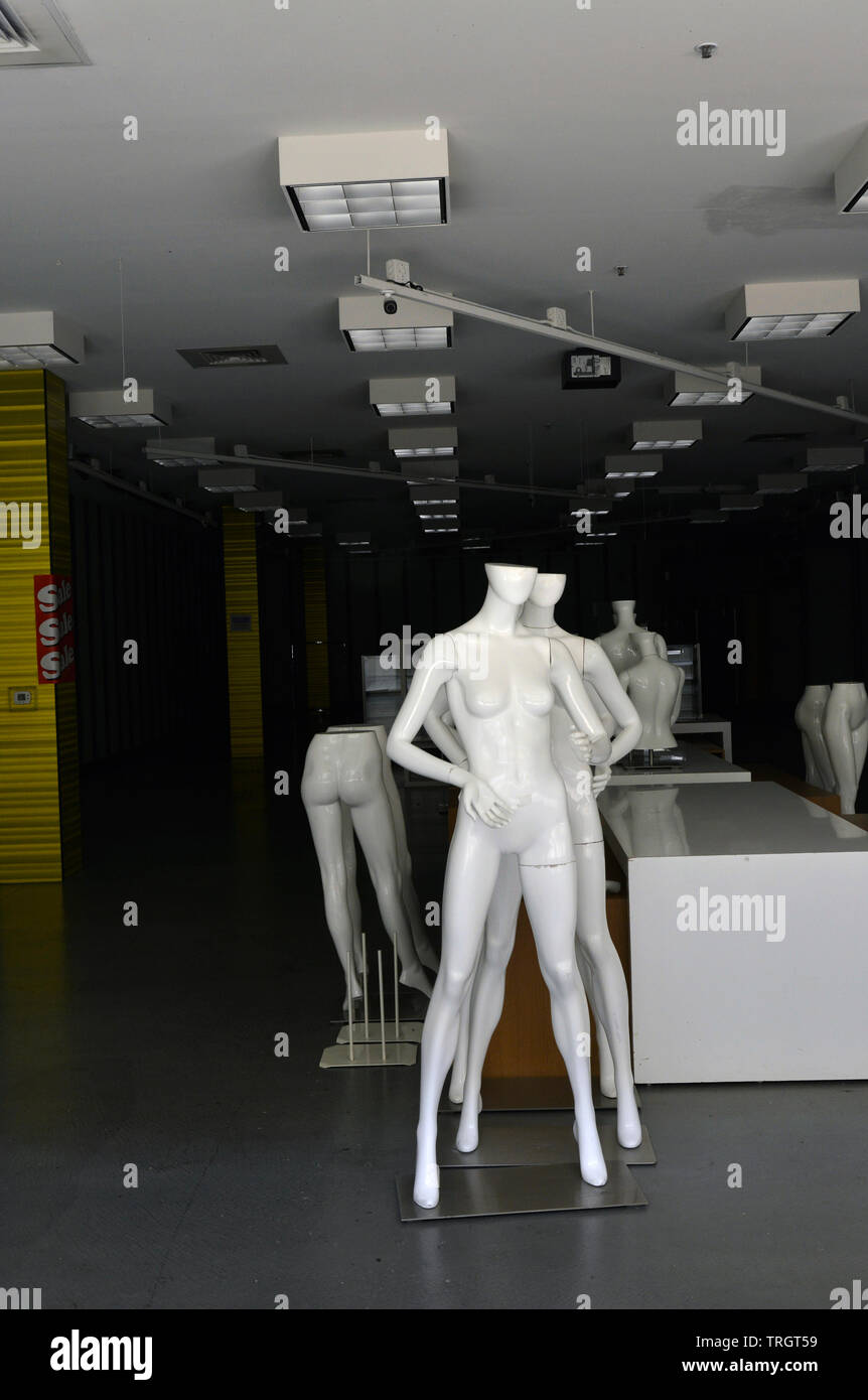 Des mannequins au poste vacant et fermé l'espace de vente au détail Banque D'Images
