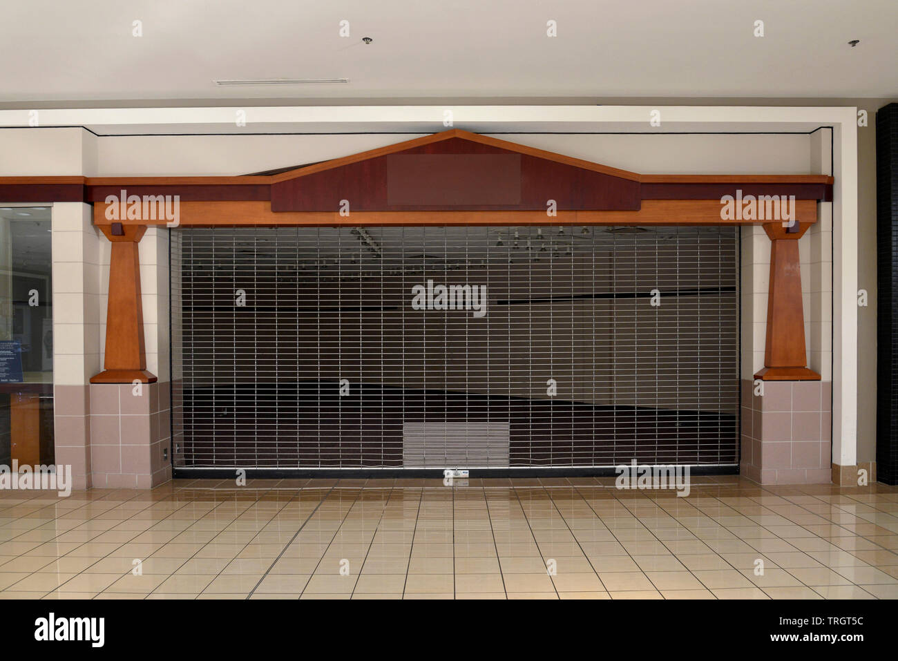 Fermé et magasins vacants dans un centre commercial fermé Banque D'Images