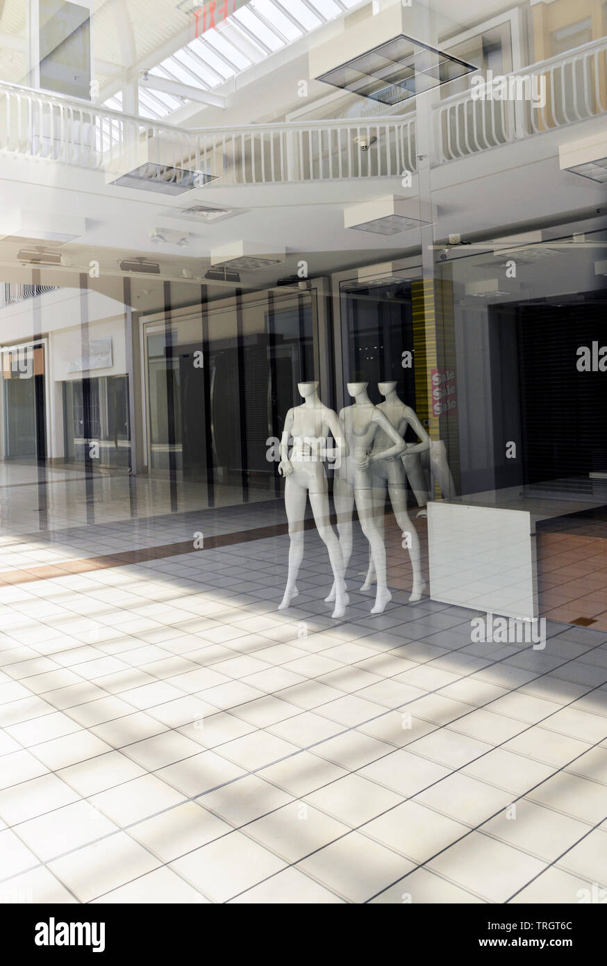 Des mannequins au poste vacant et fermé l'espace de vente au détail Banque D'Images