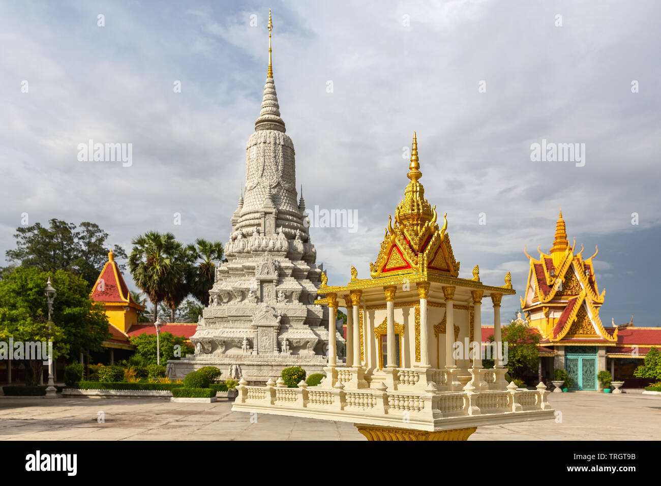Spirit house et Stupa du Roi Norodom, le Palais Royal, Phnom Penh, Cambodge, Indochine, Asie du Sud, Asie Banque D'Images