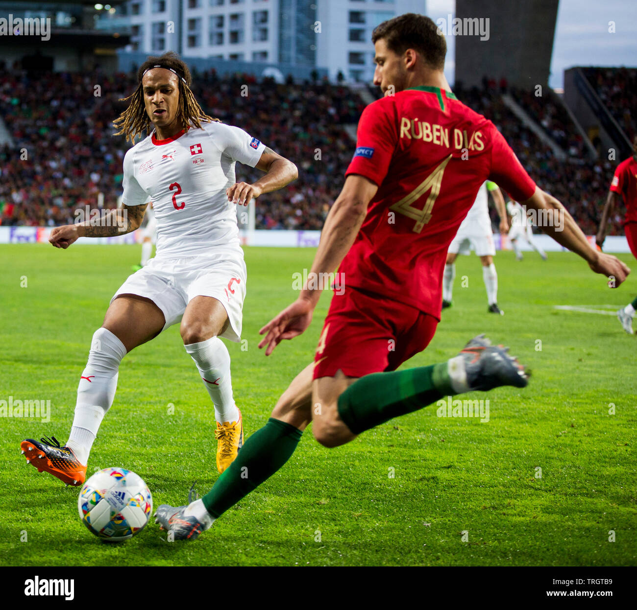 5 juin 2019, Porto, Portugal, Ligue de football international Nations Unies de l'UEFA, demi-finale, le Portugal et la Suisse ; de SUI Mbabu essaie de bloquer RuBen Dias de POR Banque D'Images