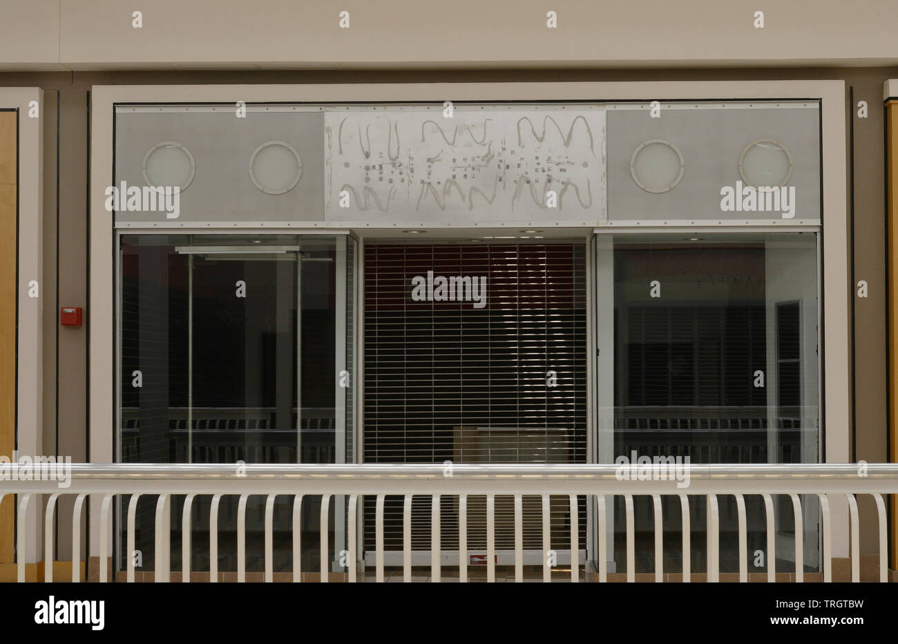 Fermé et magasins vacants dans un centre commercial fermé Banque D'Images