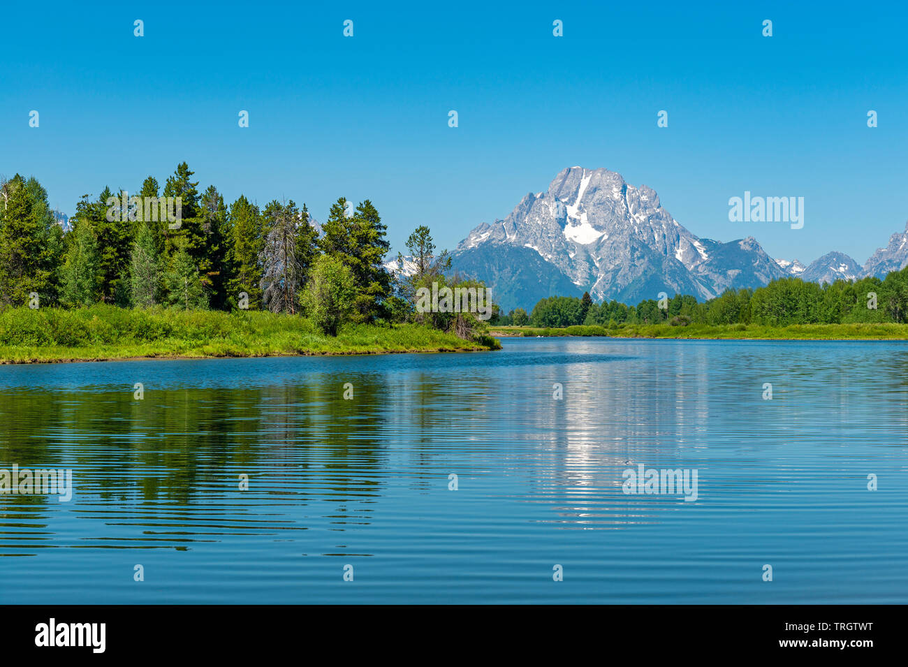 Les majestueux sommets des Grand Tetons avec un reflet dans la rivière Snake par le Oxbow Bend, Grand Teton National Park, Wyoming, USA. Banque D'Images