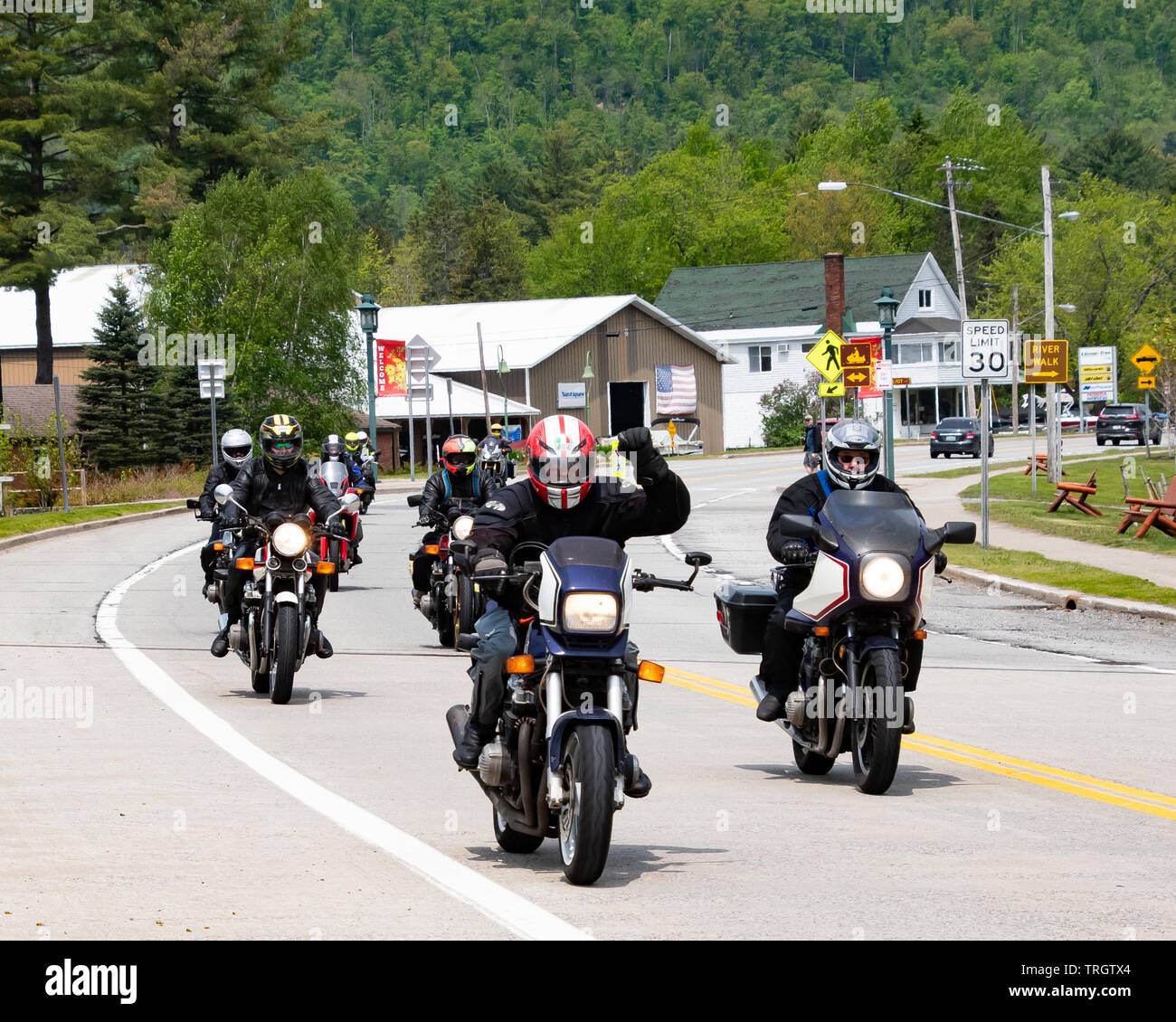 Un groupe de motos qui traversent le village de spéculateur, NY USA sur une promenade dans les montagnes Adirondack dans le cadre d'Americade 2019. Banque D'Images