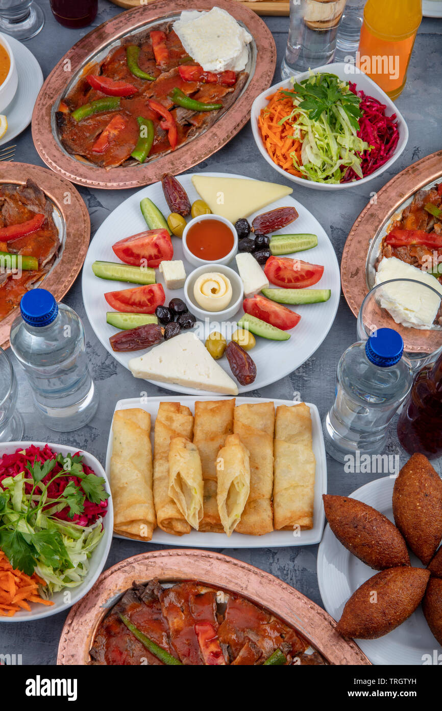 La cuisine turque ; c'est aussi 'Ramadan' Iftar.Le repas mangés par les  musulmans après le coucher du soleil pendant le Ramadan. Un assortiment de  plats orientaux turcs. Viandes döner dans la r