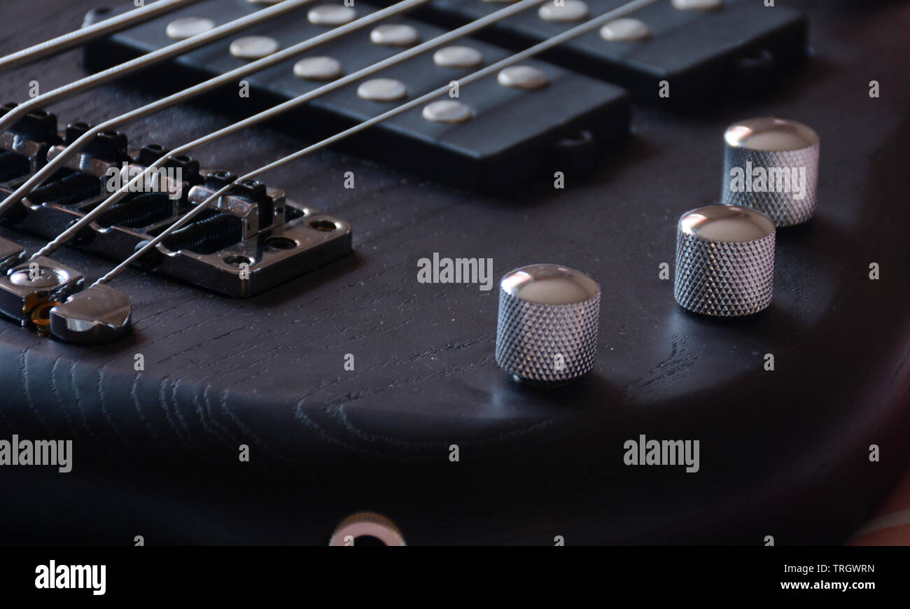 5 Cordes Guitare Basse noir Banque D'Images