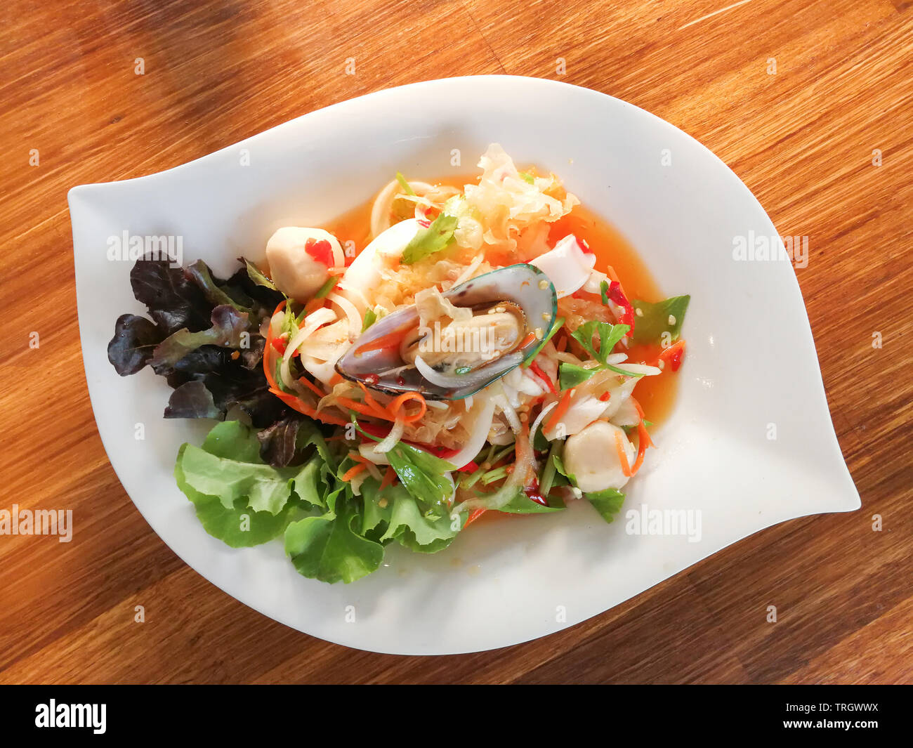 Salade de fruits de mer épicés mix plaque avec Squid Mussel les crevettes et légumes frais servis sur table à manger Banque D'Images