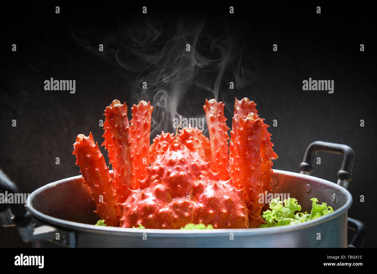 Le Crabe royal d'Alaska cuiseur vapeur cuit vapeur pot alimentaire sur les fruits de mer et légumes laitue avec fond sombre / crabe rouge Hokkaido Banque D'Images