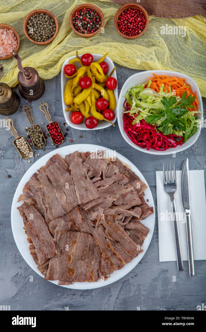 Doner kebab turc sur la plaque. Doner traditionnels arabe avec du pain