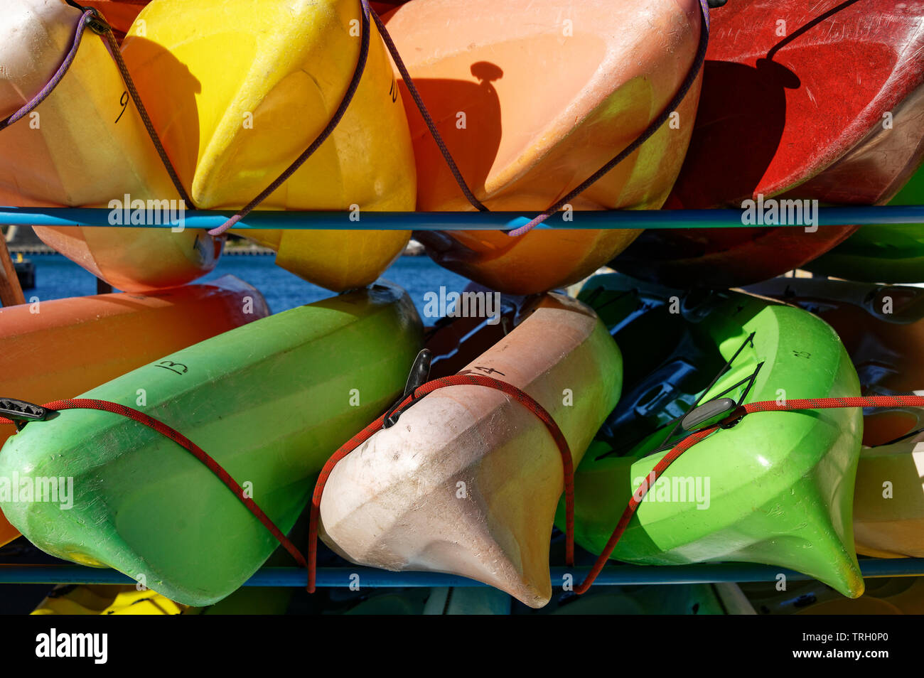 Kayaks colorés sont entreposés en attendant utiliser Banque D'Images